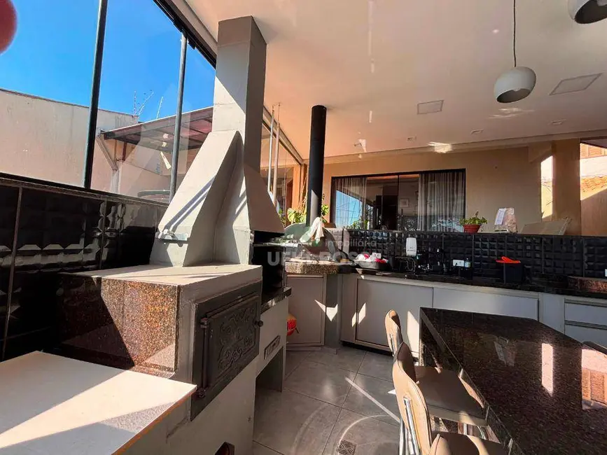 Foto 4 de Casa com 3 quartos à venda, 284m2 em Residencial José B Almeida, Londrina - PR