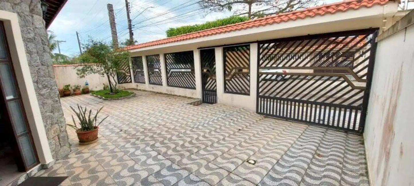 Casa com 5 quartos à venda, 350m2 em Peruibe - SP - imagem 3 Foto 3 de Casa com 5 quartos à venda, 350m2 em Peruibe - SP