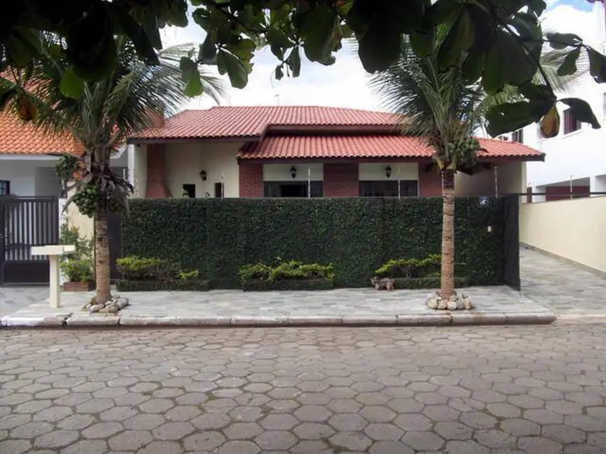 Foto 3 de Casa com 3 quartos à venda e para alugar, 135m2 em Peruibe - SP