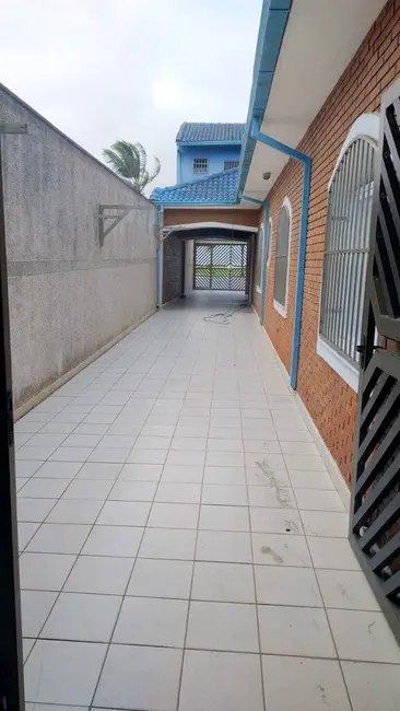 Casa com 3 quartos à venda e para alugar, 350m2 em Peruibe - SP - imagem 3 Foto 3 de Casa com 3 quartos à venda e para alugar, 350m2 em Peruibe - SP