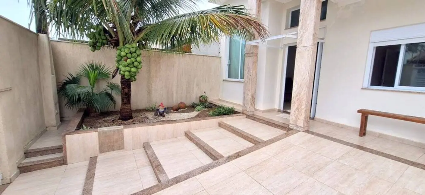 Foto 2 de Casa com 3 quartos à venda, 250m2 em Peruibe - SP