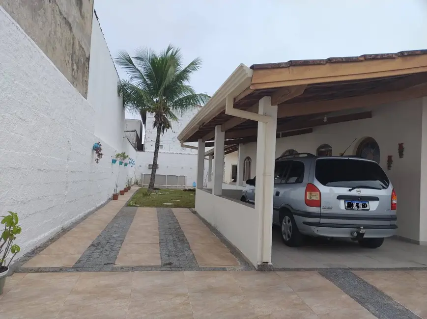 Casa com 5 quartos à venda, 225m2 em Peruibe - SP - imagem 3 Foto 3 de Casa com 5 quartos à venda, 225m2 em Peruibe - SP