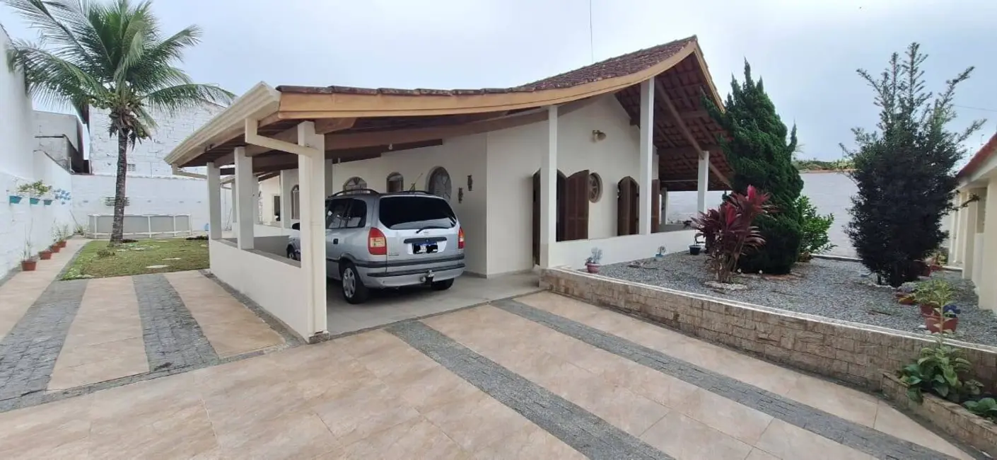 Casa com 5 quartos à venda, 225m2 em Peruibe - SP - imagem 2 Foto 2 de Casa com 5 quartos à venda, 225m2 em Peruibe - SP