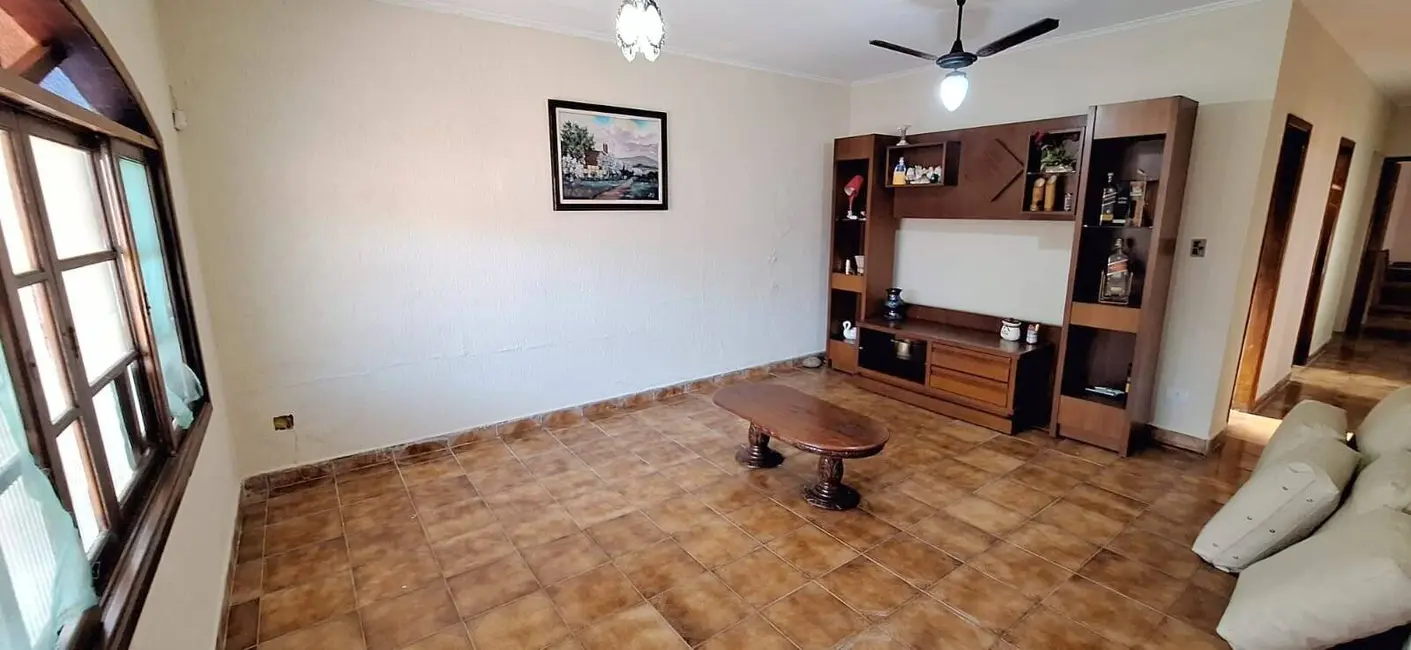 Casa com 3 quartos à venda, 151m2 em Peruibe - SP - imagem 3 Foto 3 de Casa com 3 quartos à venda, 151m2 em Peruibe - SP