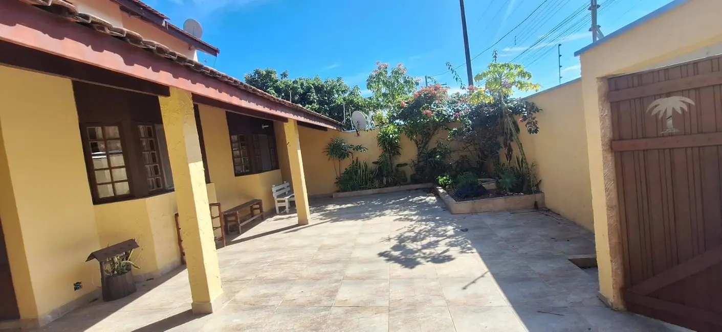 Foto 1 de Casa com 4 quartos à venda e para alugar em Peruibe - SP