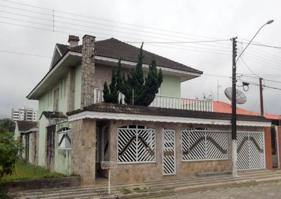 Foto 1 de Casa com 7 quartos à venda em Peruibe - SP