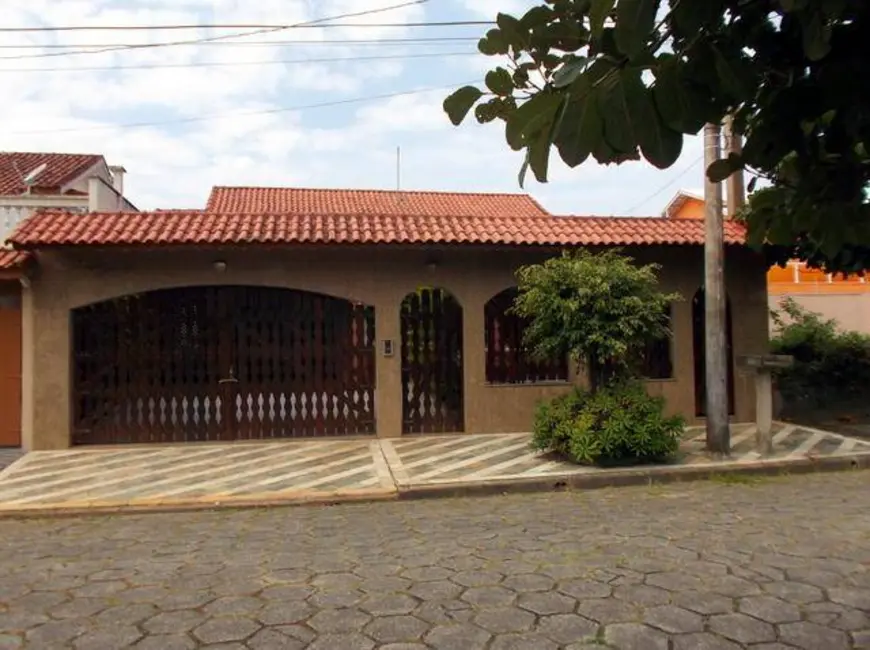 Foto 1 de Casa com 3 quartos à venda em Peruibe - SP