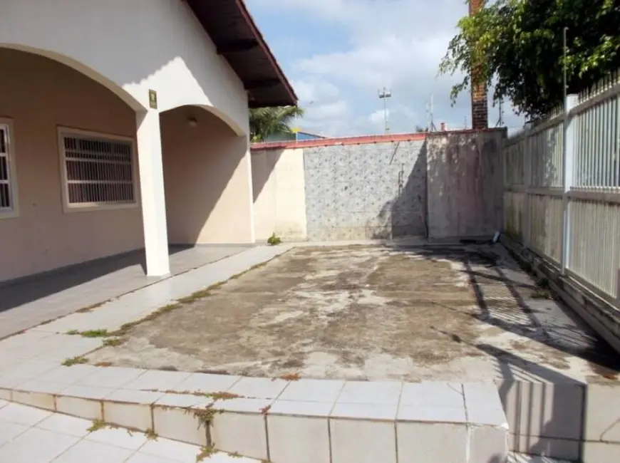 Foto 1 de Casa com 3 quartos à venda em Peruibe - SP