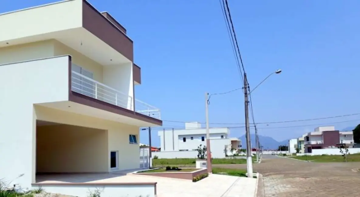 Foto 2 de Casa com 4 quartos à venda, 300m2 em Peruibe - SP