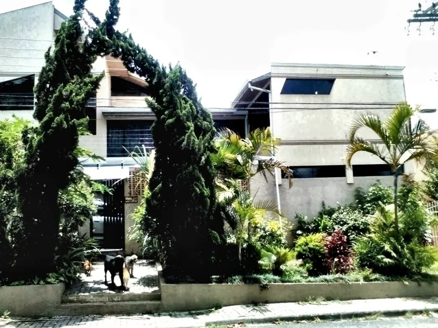 Foto 1 de Casa com 6 quartos à venda, 253m2 em Capão da Imbuia, Curitiba, PR