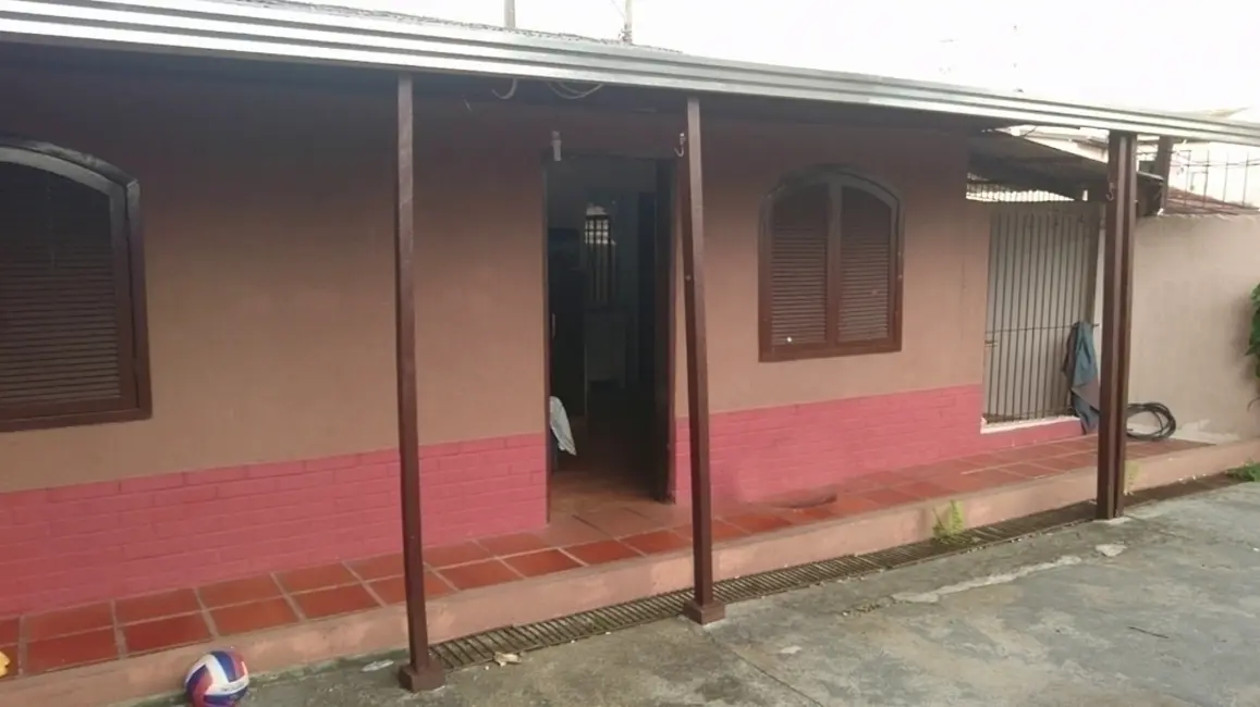 Casa com 2 quartos à venda, 150m2 em Capão da Imbuia, Curitiba - PR - imagem 2 Foto 2 de Casa com 2 quartos à venda, 150m2 em Capão da Imbuia, Curitiba - PR