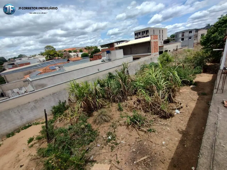 Foto 2 de Terreno / Lote à venda, 360m2 em Caratinga - MG