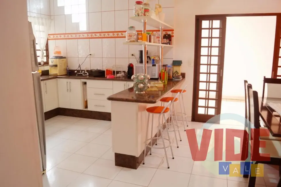 Foto 2 de Sobrado com 4 quartos à venda, 285m2 em Vila Menino Jesus, Cacapava - SP
