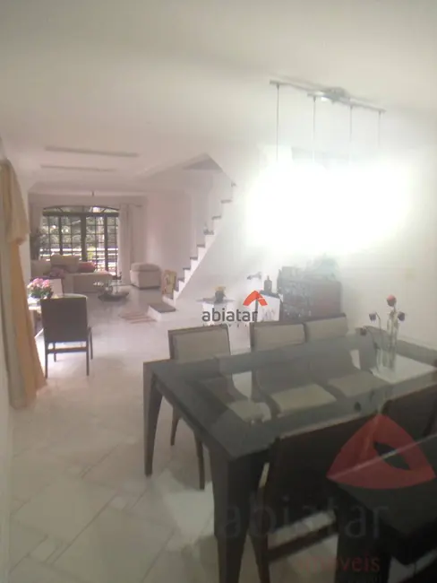 Sobrado com 3 quartos à venda, 220m2 em Jardim Santa Rosa, Taboao Da Serra - SP - imagem 4 Foto 4 de Sobrado com 3 quartos à venda, 220m2 em Jardim Santa Rosa, Taboao Da Serra - SP