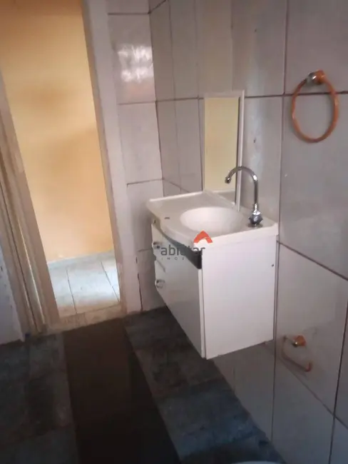 Casa com 1 quarto para alugar, 35m2 em Jardim Sílvio Sampaio, Taboao Da Serra - SP - imagem 2 Foto 2 de Casa com 1 quarto para alugar, 35m2 em Jardim Sílvio Sampaio, Taboao Da Serra - SP