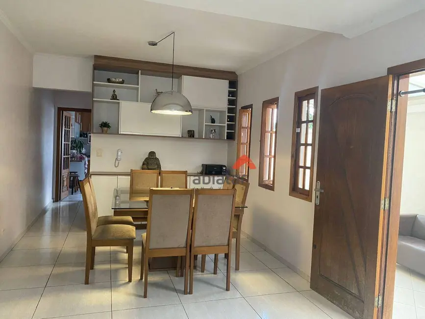 Sobrado com 3 quartos à venda, 222m2 em Parque Assunção, Taboao Da Serra - SP - imagem 4 Foto 4 de Sobrado com 3 quartos à venda, 222m2 em Parque Assunção, Taboao Da Serra - SP