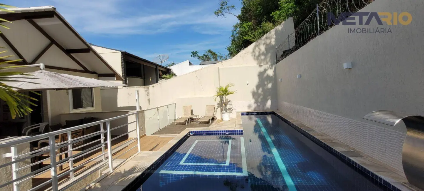 Casa com 4 quartos à venda, 360m2 em Vila Valqueire, Rio De Janeiro - RJ - imagem 3 Foto 3 de Casa com 4 quartos à venda, 360m2 em Vila Valqueire, Rio De Janeiro - RJ