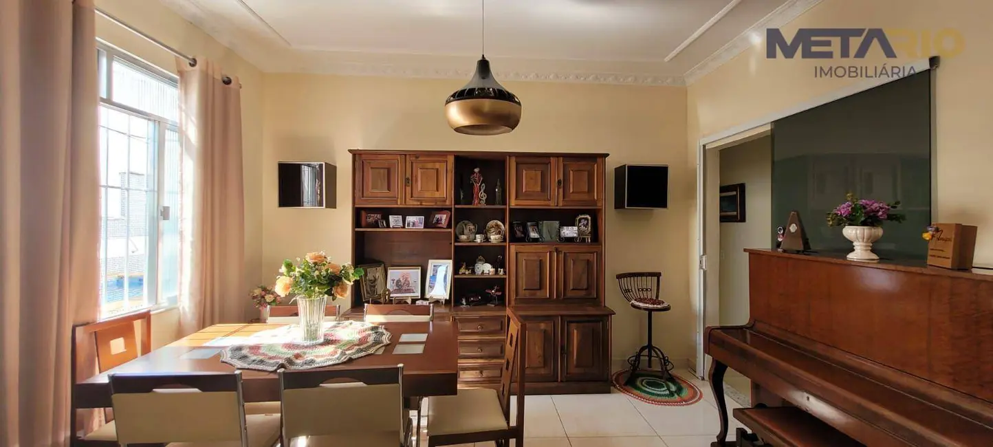 Casa com 3 quartos à venda, 531m2 em Vila Valqueire, Rio De Janeiro - RJ - imagem 8 Foto 8 de Casa com 3 quartos à venda, 531m2 em Vila Valqueire, Rio De Janeiro - RJ