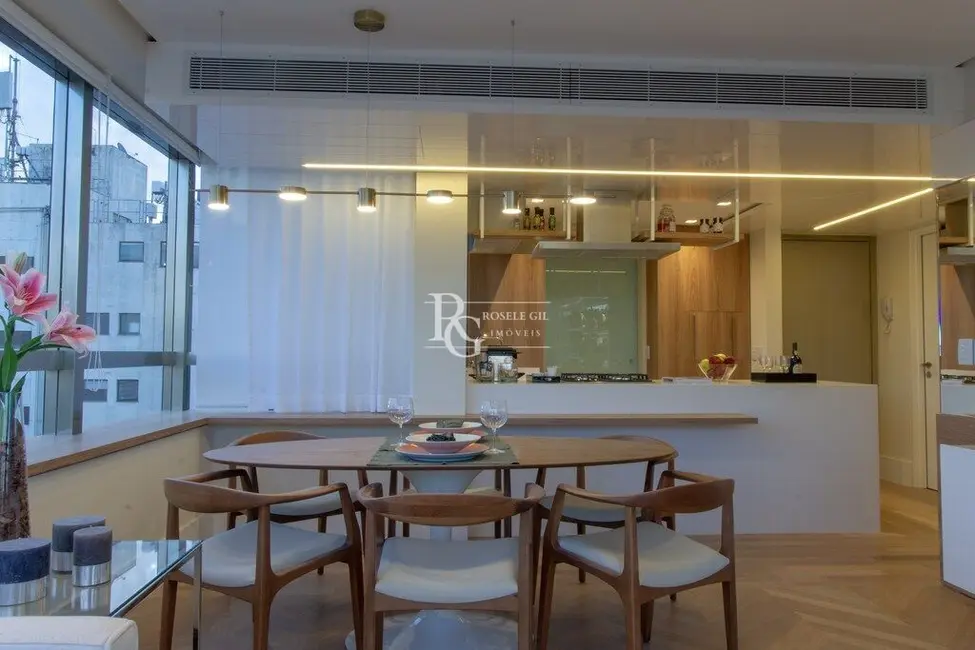 Apartamento com 3 quartos à venda, 134m2 em Moinhos de Vento, Porto Alegre - RS - imagem 5 Foto 5 de Apartamento com 3 quartos à venda, 134m2 em Moinhos de Vento, Porto Alegre - RS