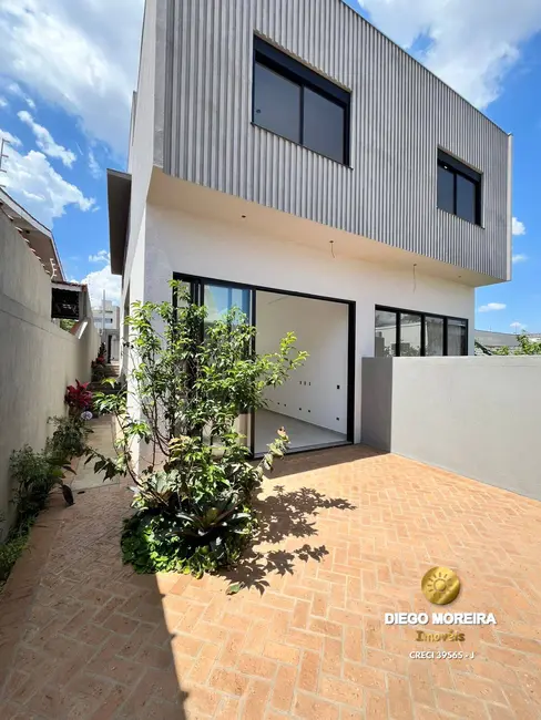 Foto 2 de Casa com 3 quartos à venda, 177m2 em Atibaia - SP