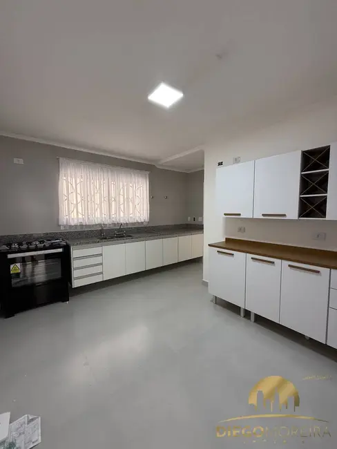 Casa de Condomínio com 3 quartos para alugar, 184m2 em Vila Santista, Atibaia - SP - imagem 4 Foto 4 de Casa de Condomínio com 3 quartos para alugar, 184m2 em Vila Santista, Atibaia - SP
