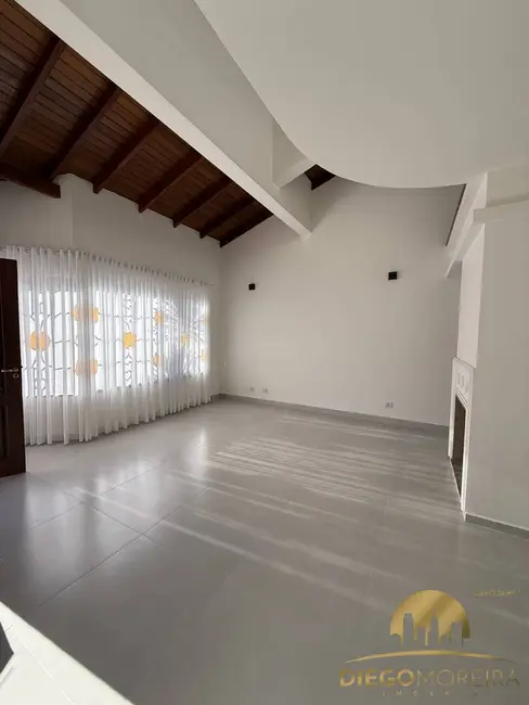 Casa de Condomínio com 3 quartos para alugar, 184m2 em Vila Santista, Atibaia - SP - imagem 2 Foto 2 de Casa de Condomínio com 3 quartos para alugar, 184m2 em Vila Santista, Atibaia - SP