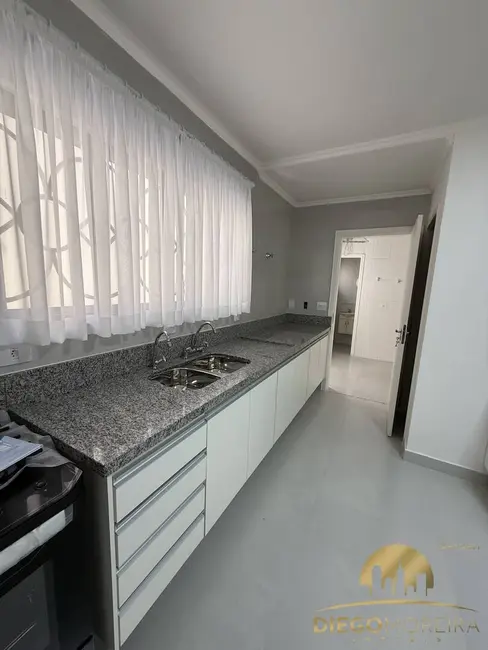 Casa de Condomínio com 3 quartos para alugar, 184m2 em Vila Santista, Atibaia - SP - imagem 6 Foto 6 de Casa de Condomínio com 3 quartos para alugar, 184m2 em Vila Santista, Atibaia - SP