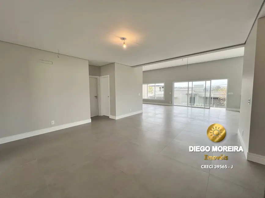 Casa de Condomínio com 5 quartos à venda, 361m2 em Cachoeira, Atibaia - SP - imagem 4 Foto 4 de Casa de Condomínio com 5 quartos à venda, 361m2 em Cachoeira, Atibaia - SP