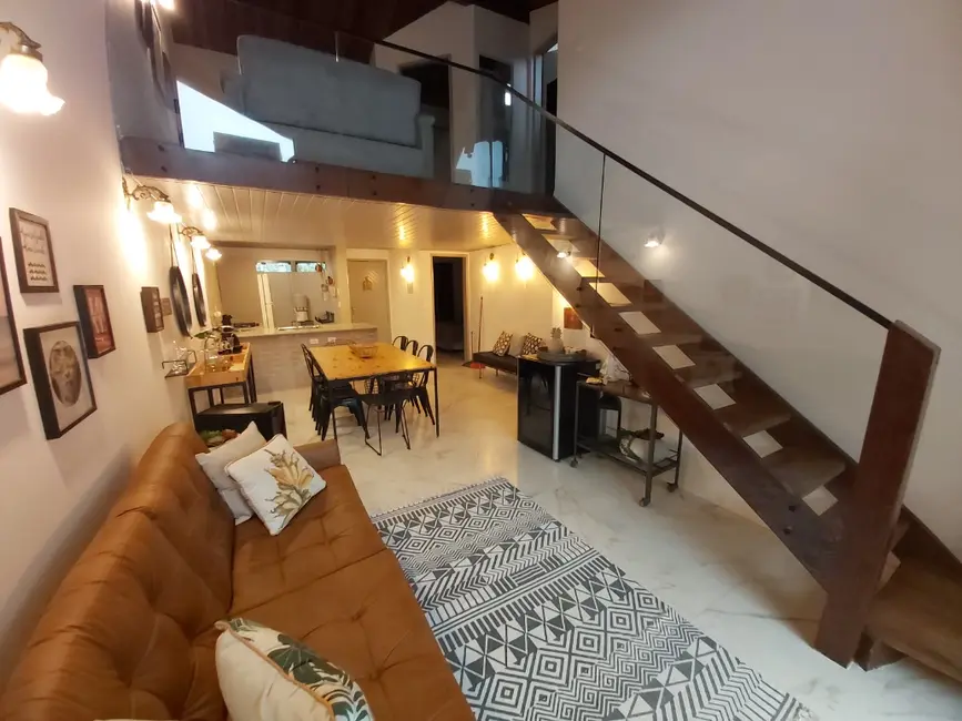 Foto 2 de Casa de Condomínio com 4 quartos para alugar, 105m2 em Sao Sebastiao - SP