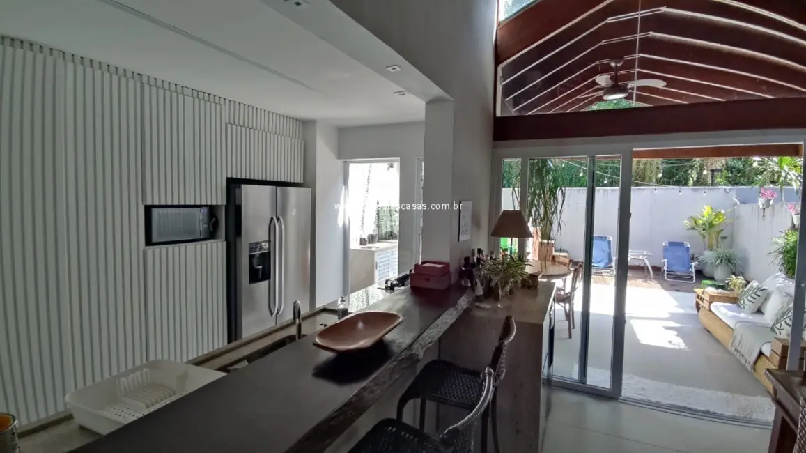 Foto 3 de Casa de Condomínio com 3 quartos à venda, 230m2 em Sao Sebastiao - SP