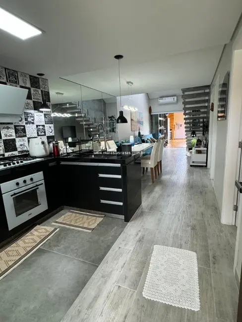 Foto 2 de Casa de Condomínio com 2 quartos à venda, 120m2 em Sao Sebastiao - SP