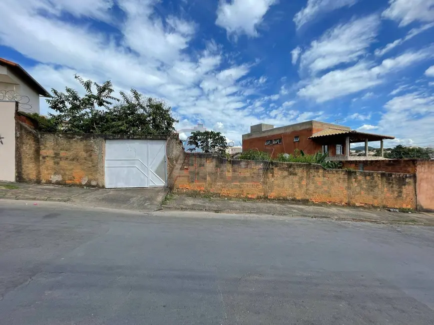 Foto 1 de Terreno / Lote à venda, 306m2 em Canelas, Montes Claros - MG