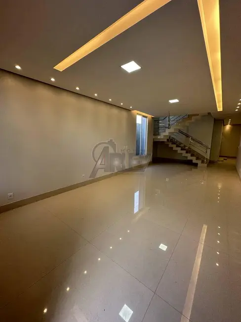 Foto 3 de Casa com 5 quartos à venda, 360m2 em Montes Claros - MG