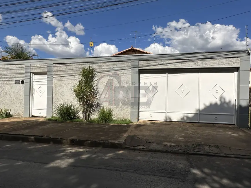 Foto 1 de Casa com 3 quartos à venda, 180m2 em Morada do Sol, Montes Claros - MG