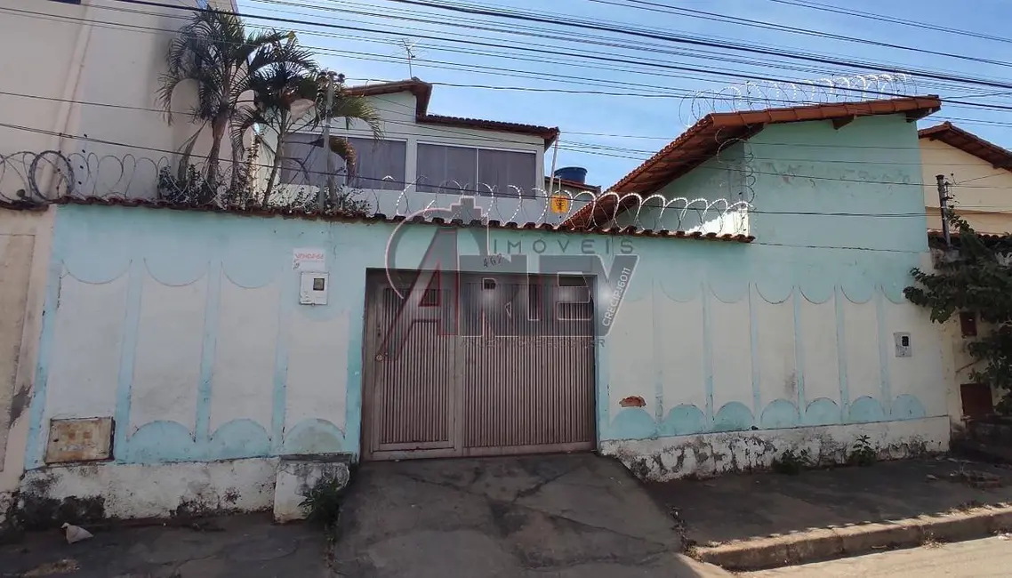 Foto 2 de Casa com 6 quartos à venda, 200m2 em Montes Claros - MG