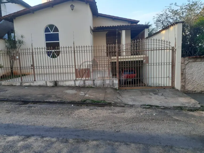 Foto 2 de Casa com 5 quartos à venda, 300m2 em Melo, Montes Claros - MG