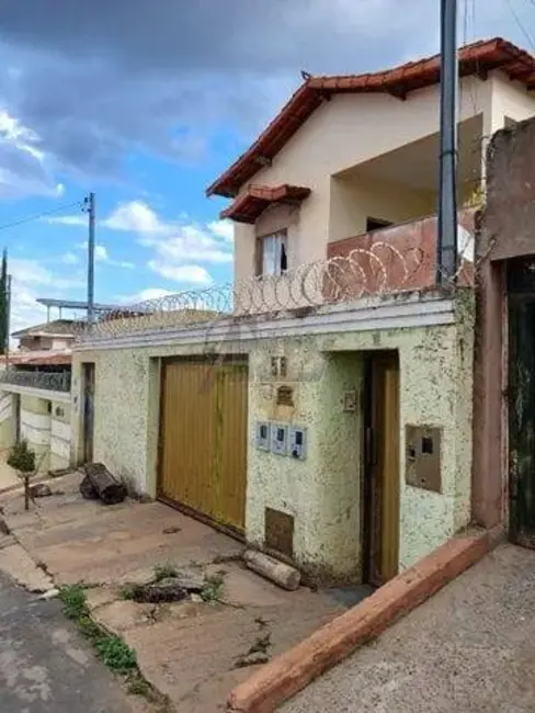 Foto 1 de Casa com 3 quartos à venda, 240m2 em Delfino Magalhães, Montes Claros - MG