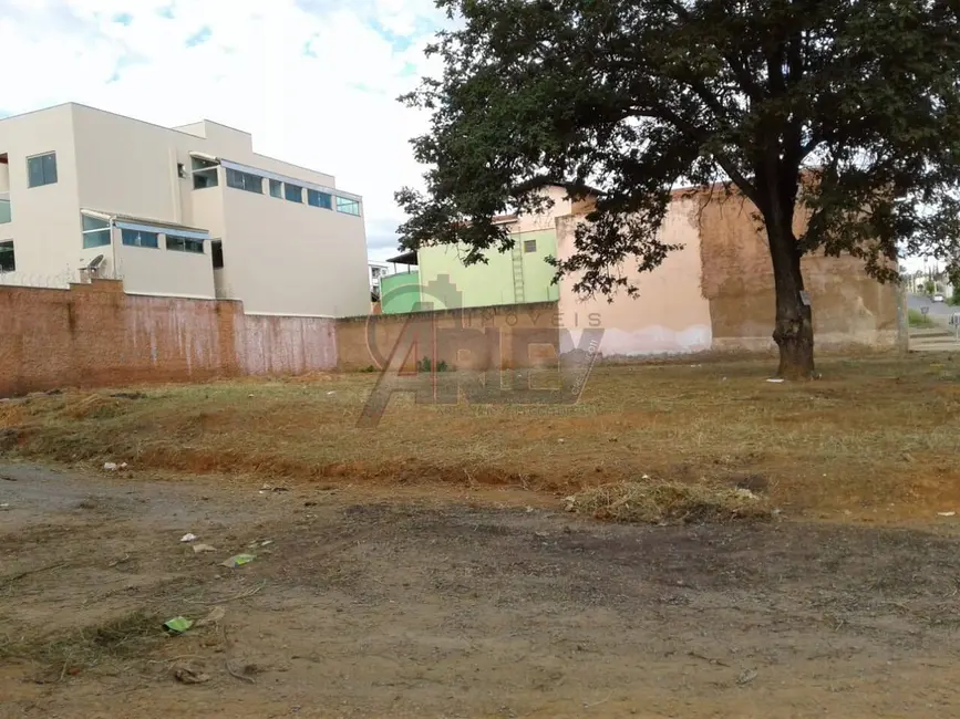 Foto 2 de Terreno / Lote à venda, 485m2 em Canelas, Montes Claros - MG