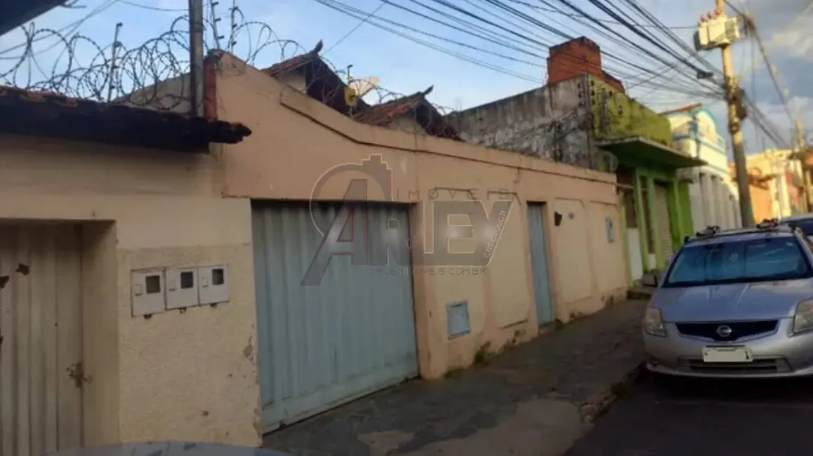 Foto 1 de Casa com 3 quartos à venda em Centro, Montes Claros - MG