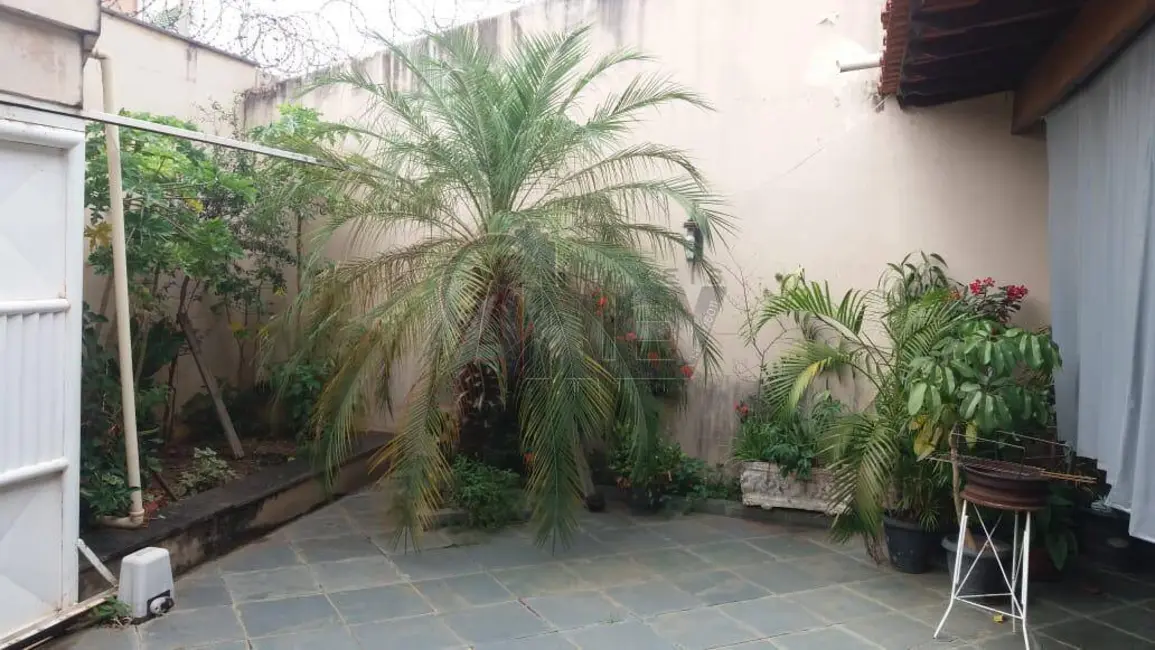Foto 2 de Casa com 6 quartos à venda, 300m2 em Monte Carmelo, Montes Claros - MG