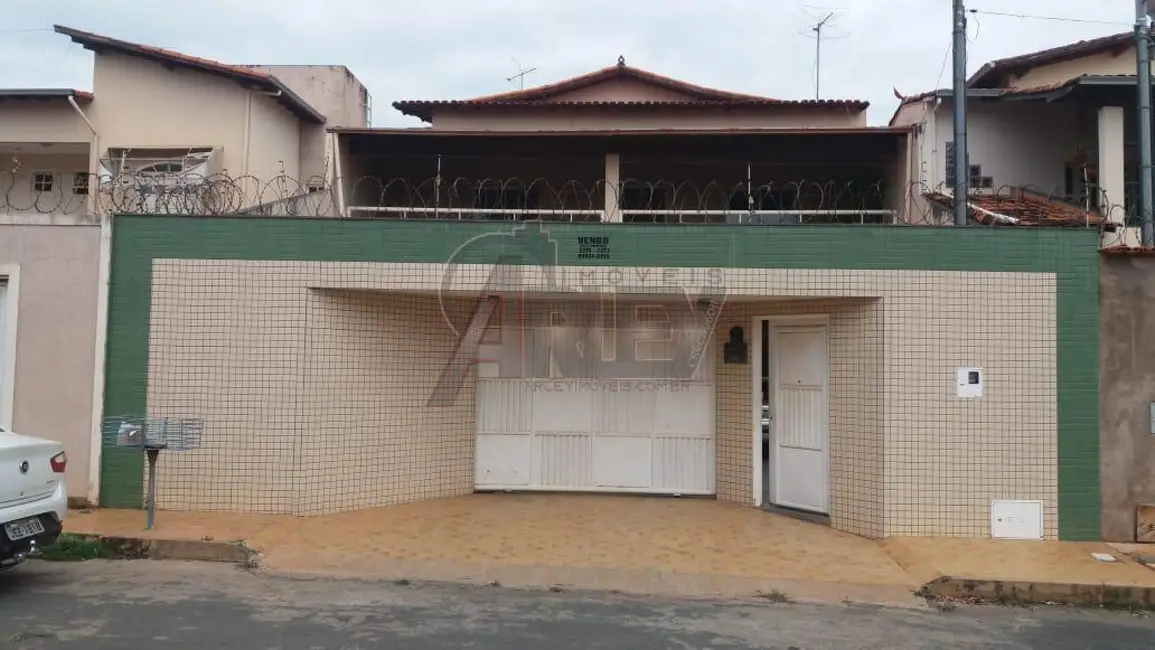 Foto 1 de Casa com 6 quartos à venda, 300m2 em Monte Carmelo, Montes Claros - MG