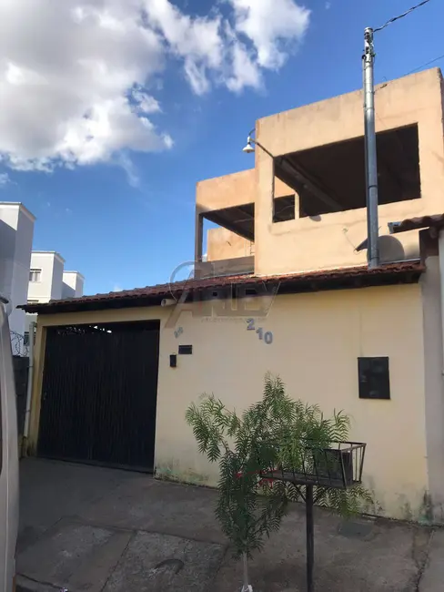 Casa com 5 quartos à venda, 180m2 em Belvedere, Montes Claros - MG - imagem 3 Foto 3 de Casa com 5 quartos à venda, 180m2 em Belvedere, Montes Claros - MG