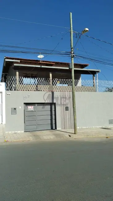 Foto 1 de Casa com 3 quartos à venda, 225m2 em Planalto, Montes Claros - MG