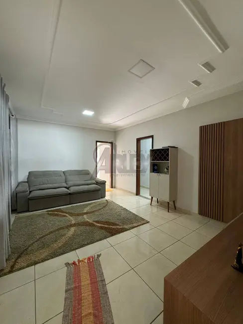 Foto 3 de Casa com 4 quartos à venda, 360m2 em Vera Cruz, Montes Claros - MG