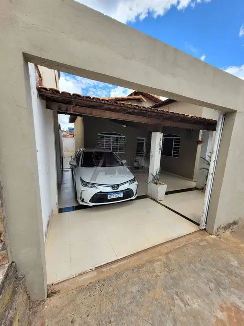 Foto 1 de Casa com 3 quartos à venda, 200m2 em Planalto, Montes Claros - MG