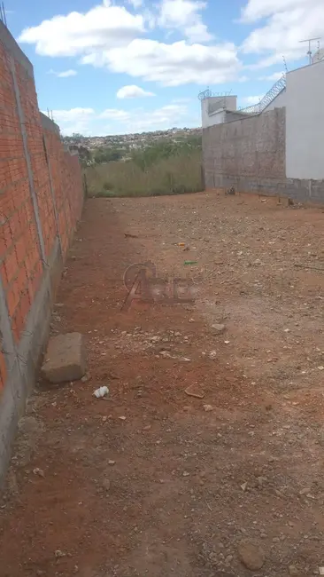 Foto 1 de Terreno / Lote à venda, 272m2 em Planalto, Montes Claros - MG