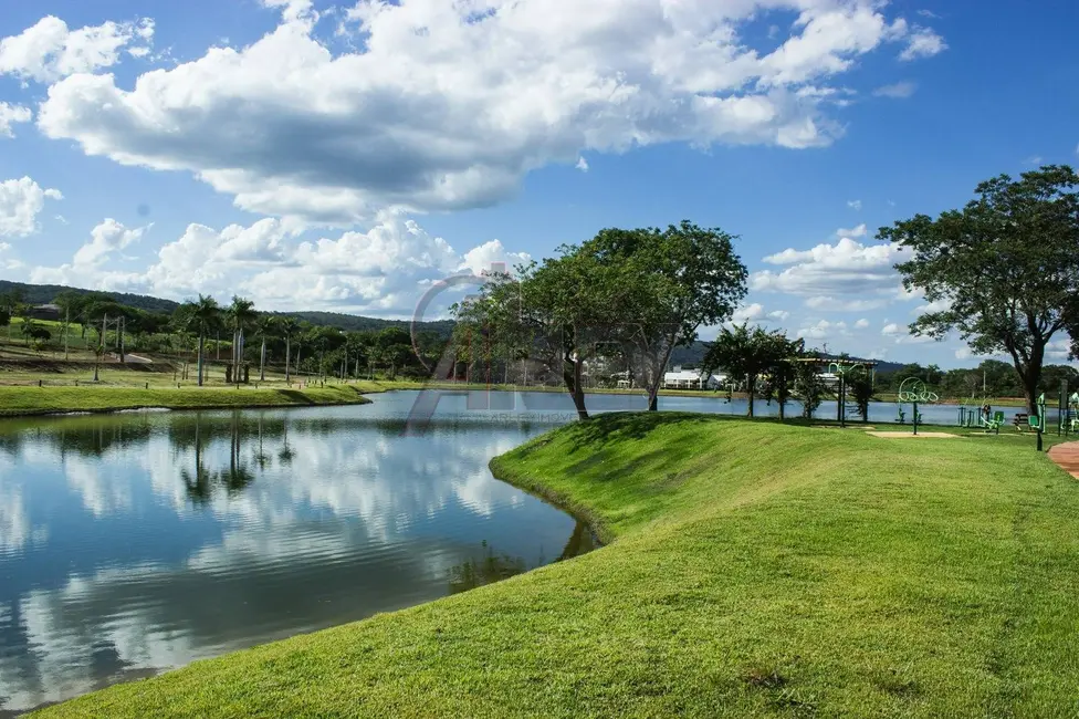 Foto 1 de Terreno / Lote à venda, 1050m2 em Montes Claros - MG