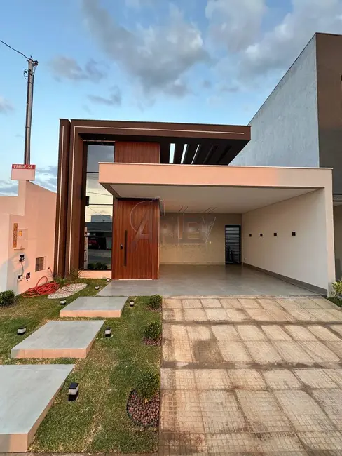 Foto 1 de Casa com 3 quartos à venda, 200m2 em Montes Claros - MG