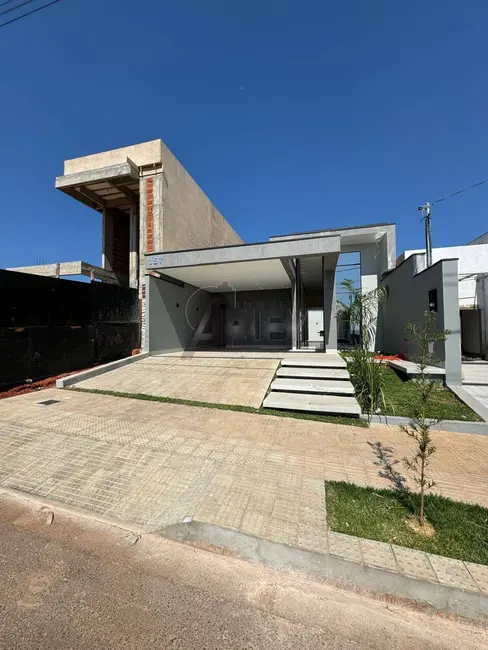 Foto 1 de Casa com 3 quartos à venda, 200m2 em Montes Claros - MG