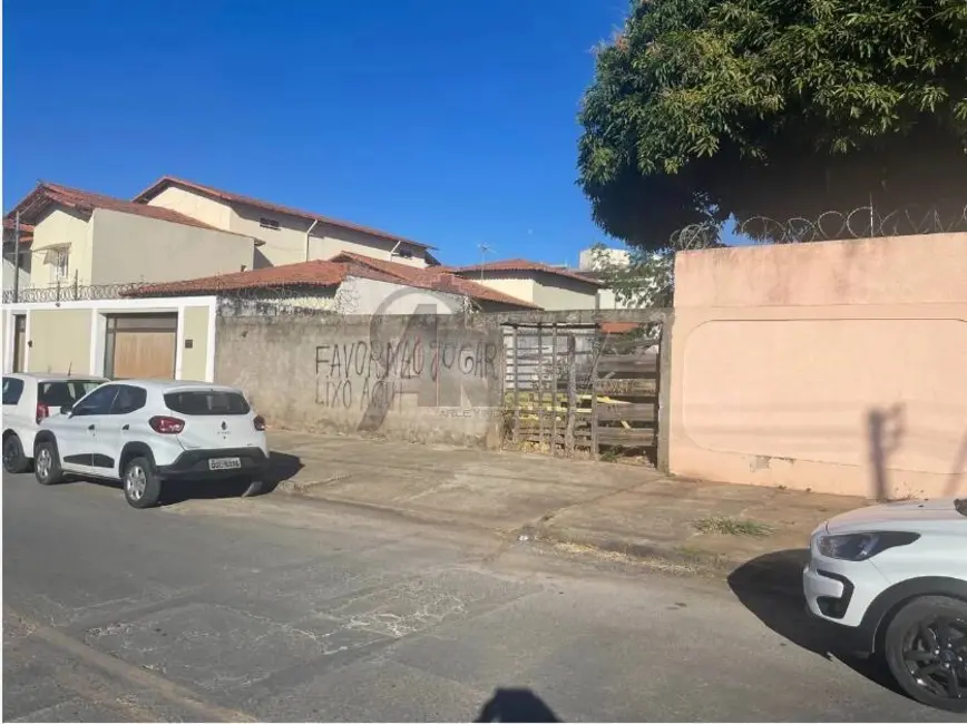 Foto 1 de Terreno / Lote à venda, 360m2 em Montes Claros - MG